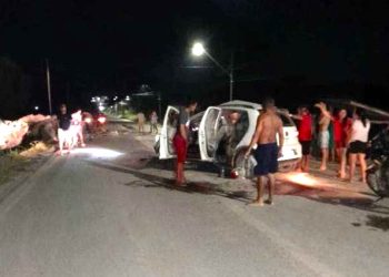 A rodovia é conhecida como Santarém-Curuá-Una. De acordo com informações, um veículo de passeio, que seguia para uma festa de aniversário, bateu na traseira de um caminhão que carregava tijolos (Foto: Reprodução)