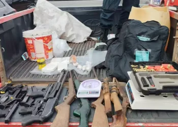 Armas, munições, equipamentos e drogas apreendidas pela Polícia Militar em Castanhal. (Reprodução Redes Sociais)