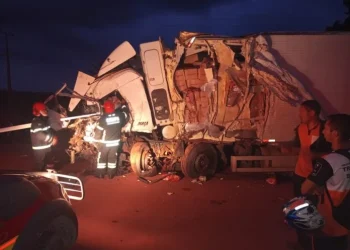 Motorista de caminhão fica gravemente ferido em colisão na BR-230, no Pará