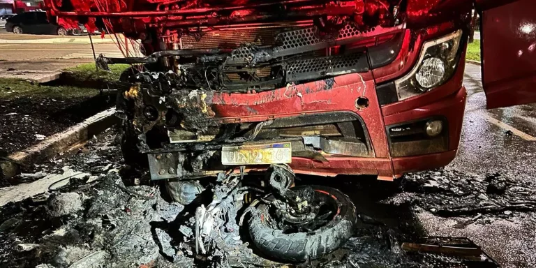 Caminhão envolvido no acidente pegou fogo e ficou tomado pelas chamas (Divulgação / PRF)