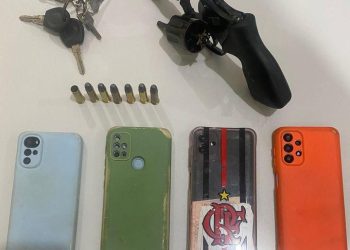 Durante a abordagem, os agentes encontraram uma arma dentro do automóvel e a apreenderam. (Divulgação/ PC)