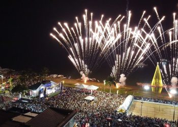 Milhares de pessoas prestigiam o Réveillon na Orla de Altamira, no Pará