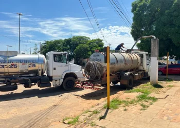 Carros-pipas devem abastecer cidades afetadas pela estiagem — Foto: Saneacre
