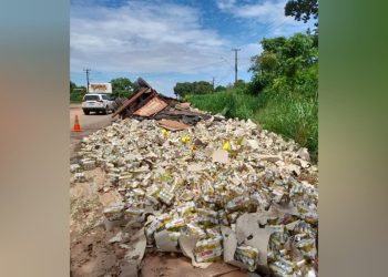 Carreta carregada de cerveja tombou na BR-163 em Santarém — Foto: Blog do Tabocal
