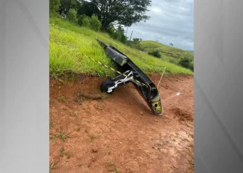 Pedaço da aeronave que caiu em Itapeva, interior de MG Reprodução/Redes Sociais