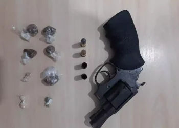 Com o adolescente, a polícia diz que encontrou um revólver, munições de arma de fogo e drogas. (Reprodução / Redes sociais)