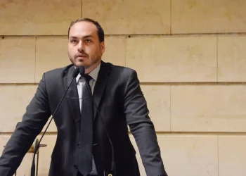 Carlos Bolsonaro é alvo da PF em ação sobre espionagem ilegal