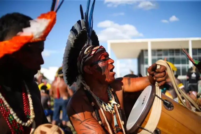 Indígenas protestaram em frente ao STF contra o marco temporal / Foto: Wilton Júnior / Estadão