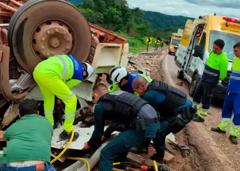 Altamira: Motorista de carreta fica preso nas ferragens após acidente na BR-163, Cachoeira da Serra