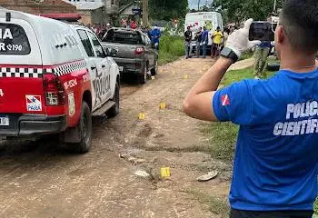 Próximo do corpo havia pelo menos oito cápsulas de munições deflagradas encontradas espalhadas pelo chão. (Reprodução)