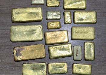 Barras de ouro encontradas com o foragido. — Foto: PRF-PA