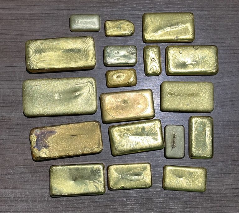 Barras de ouro encontradas com o foragido. — Foto: PRF-PA