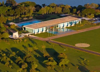 Carro tenta invadir residência oficial do presidente da República e leva tiros