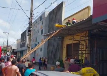 Bombeiros realizaram o resgate do trabalhador. — Foto: Reprodução / TV Liberal