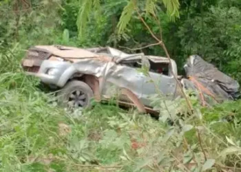 As vítimas tiveram apenas alguns ferimentos pelo corpo e foram socorridas por amigos que passam pelo local do sinistro de trânsito. (Reprodução / Portal Giro)