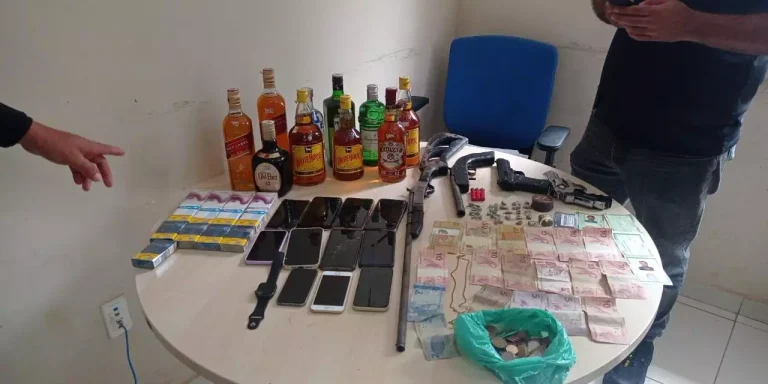 Com os dois suspeitos, os policiais encontraram mais de R$ 200 em espécie, uma cédula de 100 kwanzas (moeda angolana), drogas, armas de fogo, cordão, relógio, cartões de crédito e 12 celulares, além de duas motos que teriam sido usadas pela dupla no arrastão. (Reprodução / Redes sociais)