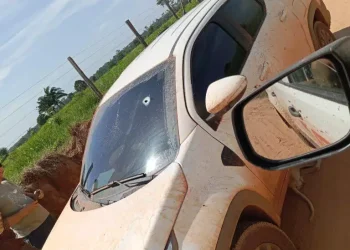 As vítimas não tiveram chance de defesa. Ficaram trancadas dentro do carro, de onde os corpos foram retirados para análise e remoção da Polícia Científica do Pará. (Reprodução/ Correio de Carajás)