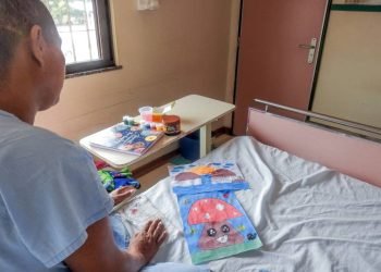 Paciente Deysianne Mendes fazendo desenho / Foto: Divulgação