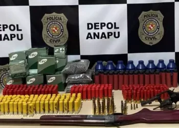 Além das munições, os policiais também apreenderam três pacotes de chumbo; 35 recipientes de pólvora; e duas armas de fogo, sendo um revólver e uma espingarda. (Foto: Divulgação/ PC)