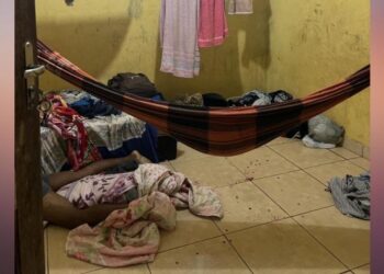 A vítima estava acompanhada de uma mulher, que presenciou o brutal assassinato.