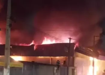 Supermercado é destruído por incêndio, em Santarém