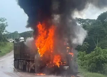 Motorista morre em colisão entre carro e carreta na BR-230