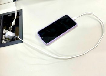 Confira os riscos de utilizar o celular conectado à tomada