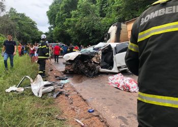 Condutor do carro que colidiu com a carreta morreu no local do acidente — Foto: Kamila Andrade / g1