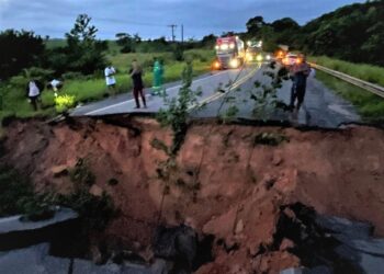 Cratera aberta na BR-010. — Foto: Reprodução / Redes sociais