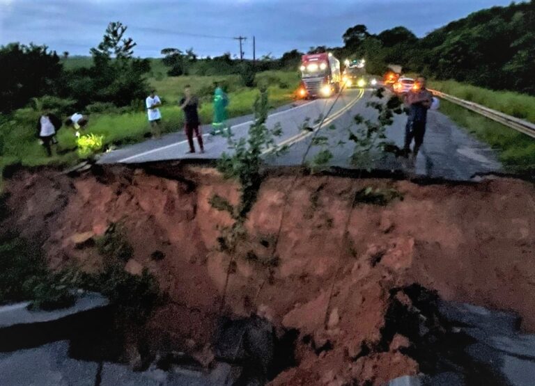 Cratera aberta na BR-010. — Foto: Reprodução / Redes sociais