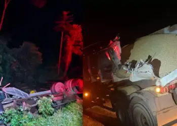 O caminhão tombou às margens da BR-136, no distrito de Moraes Almeida, em Itaituba. O caso teria ocorrido quando carreta branca carregada de soja, supostamente, teria desviado de um buraco na pista, ocasionando o tombamento do caminhão. (Reprodução / Portal Giro)