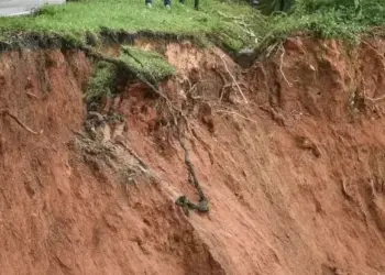 Deslizamento de terra prejudica trânsito da BR-422 em Tucuruí, no Pará