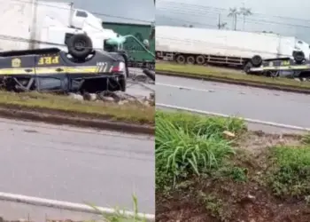 Segundo informações de testemunhas, os policiais estariam em perseguição com um motociclista, quando perderam o controle do veículo e bateram em um poste. (Reprodução/Redes Sociais)