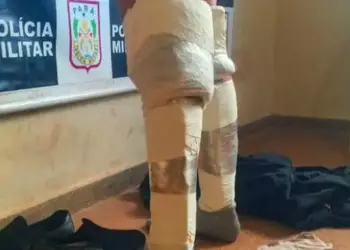 Os tabletes estavam amarrados ao corpo do suspeito (Divulgação/Agência Pará)