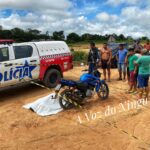 Homem é encontrado morto ao lado de motocicleta na zona rural de Vitória do Xingu. A suspeita é que ele pode ter sofrido infarto fulminante