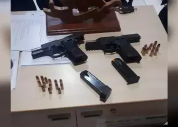 Com os suspeitos, a PM apreendeu duas pistolas, sendo que uma delas estava com a numeração raspada e, possivelmente, seria de um agente de segurança pública. (Reprodução / Redes sociais)