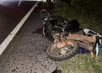 Wesley da Silva sofreu várias fraturas expostas, além do veículo que ele pilotava ter ficado totalmente destruído. (Reprodução/ Correio de Carajás)