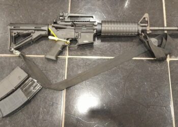 PF e Guarda Municipal de Marabá encontram fuzil em veículo utilizado pelos fugitivos de Mossoró. — Foto: Divulgação/PF