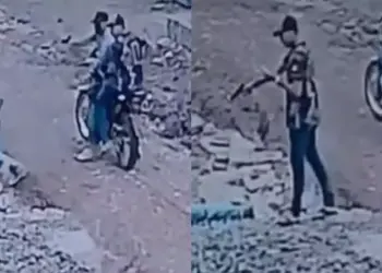 O garupa desceu da moto e se aproximou da vítima e filmou o momento em que realiza mais disparos de arma de fogo contra Elias Vidal da Silva, de 27 anos, que estava desacordado no chão. (Reprodução / Redes sociais)