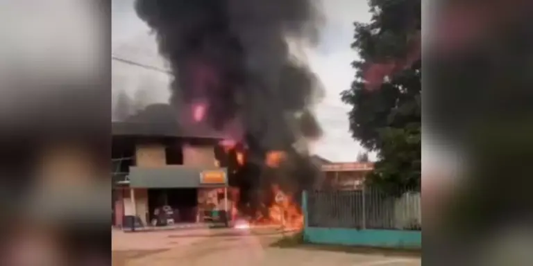 Chamas se alastraram rapidamente no local (Reprodução / Redes sociais)