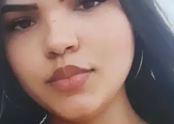 As investigações, conduzidas pela Delegacia de Ig​arapé-Açu, resultaram na prisão de 81 indivíduos envolvidos com o tráfico entre abril de 2022 e abril de 2023. Durante esse período, provas contundentes foram coletadas, revelando o papel central de “Burguesa” no comando das atividades ilícitas. (Divulgação/ PC)