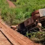 Micro-ônibus escolar cai de ponte e deixa feridos no Pará