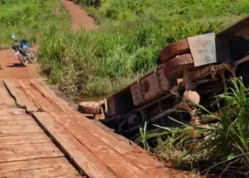 Representantes da gestão municipal estiveram no local para avaliar as medidas necessárias para melhorar as condições da ponte e evitar incidentes semelhantes no futuro. (Reprodução/ redes sociais)