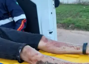 Apesar de não haver detalhes da dinâmica do ataque, câmeras de segurança das proximidades podem ter filmado a saída dos envolvidos no ataque contra Wesley Wilker da Rocha Alves, de 27 anos. (Reprodução / Fato Regional / Via @redencao_pa)