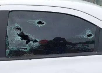 O carro foi crivado de balas na altura das janelas (Divulgação/Polícia Civil)