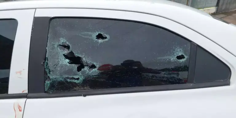 O carro foi crivado de balas na altura das janelas (Divulgação/Polícia Civil)