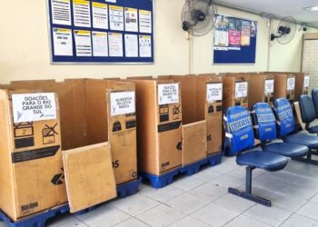 O material é transportado pelos Correios até o estado por meio de carretas e sem custo para quem faz a doação