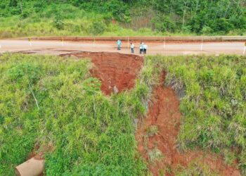 Brasil Novo: Cratera se abre na BR-230 e oferece risco ao tráfego