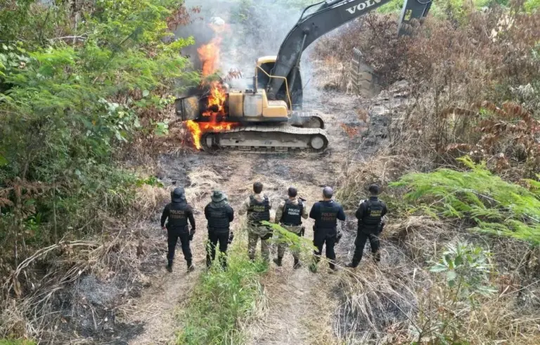 Retroescavadeira é queimada por agentes da Polícia Federal na Terra Indígena Kayapó, em Bannach (PA), durante operação contra garimpo ilegal Divulgação/Polícia Federal