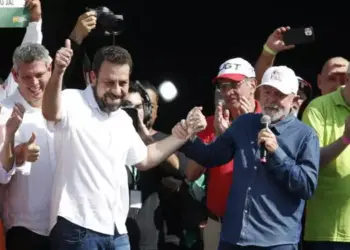 O presidente Lula pediu votos para Guilherme Boulos (PSOL) no evento de 1º de maio (Foto: Paulo Pinto/Agência Brasil)